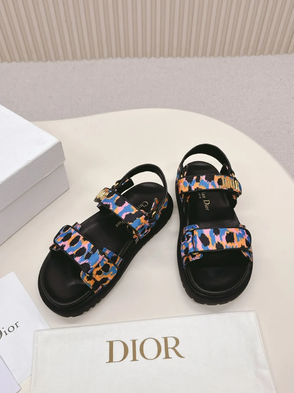 👟👟Ex-factory price 480👟👟 DIOR classic sandals mixed sheepskin DiorAct sandals are fashionable. Paired with an insole that fits the shape of your foot, it's made of exceptionally lightweight and comfortable leather. The upper straps are fastened with Velcro and are decorated with a gold-finish metal "Dior" logo, which complements the style design. These sandals add a modern edge to any look. Fabric: Imported mixed sheepskin Lining: Imported sheepskin Outsole: Original TPU outsole Code number: 35-42 (41 42 customized, non-refundable)
